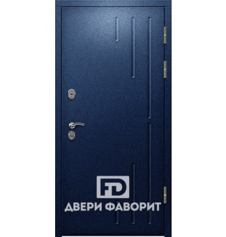 недорогая дверь с тремя петлями окрашена порошковой краской синего оттенка