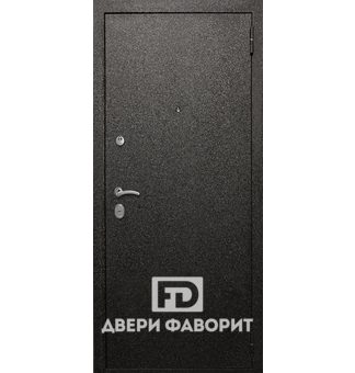 недорогая металлическая дверь окрашена цинкогрунтом черного цвета
