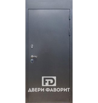 Одностворчатая недорогая дверь с верхней вставкой