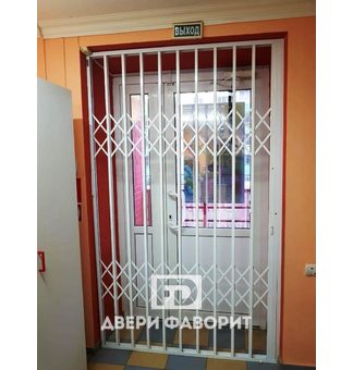 решетчатая раздвижная дверь белого цвета