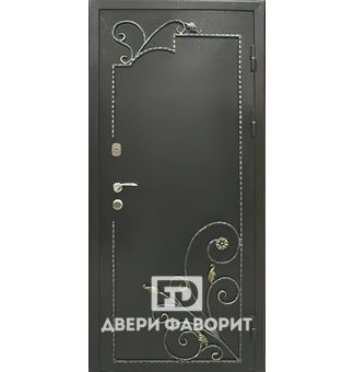 дверь в загородный дом с отделкой цинкогрунт и ковка