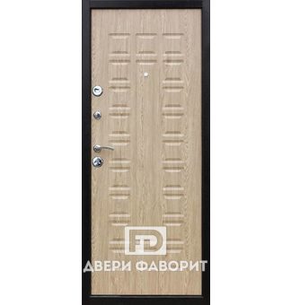 Металлическая дверь с отделкой светлыми МДФ панелями